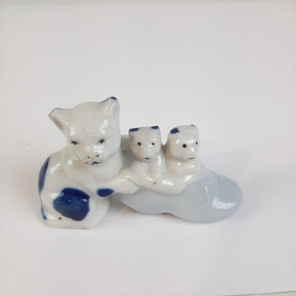 🔥VintagePorcelain Blue And Cat w/Kittens In Shoe Figurine